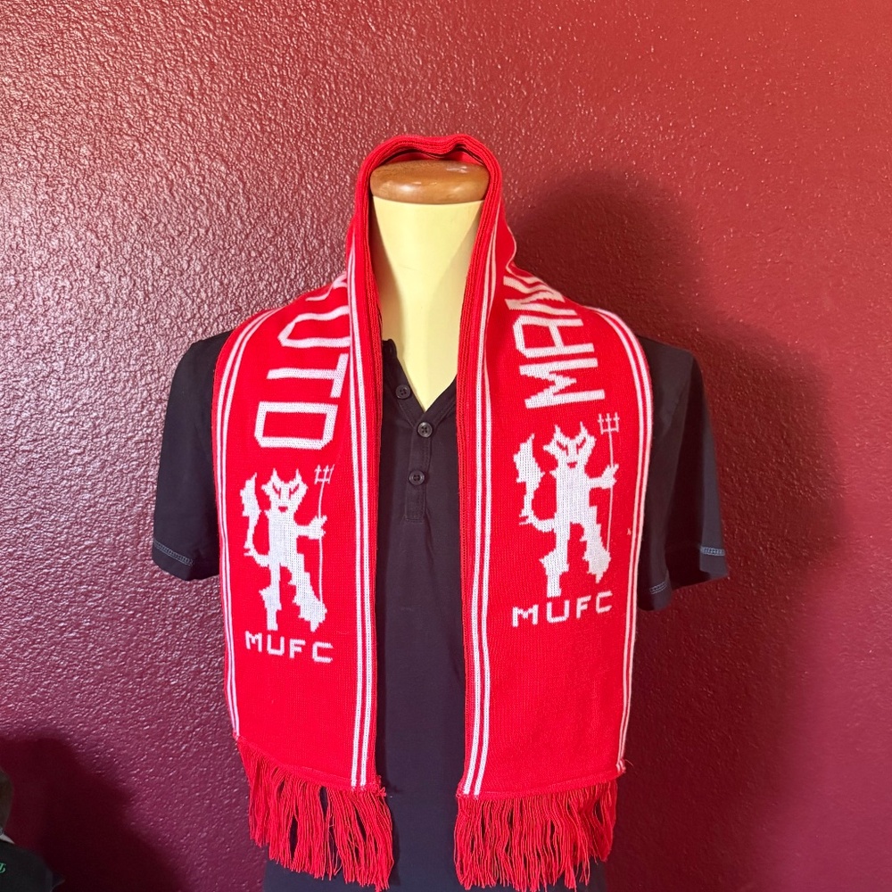 Manchester United Football Club knit scarf